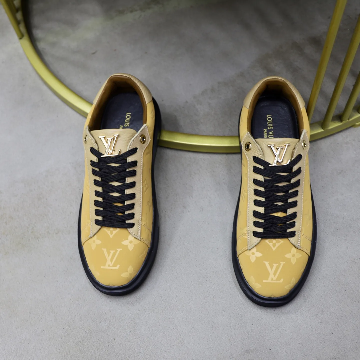 Ex-factory price: 440💰🙅‍♂️🙅‍♂️🙅‍♂️ Brand: LV Louis Vuitton Standard code: 38-44 (45 customized) Grade: Same as the official website Material: Original material splicing Comfortable and breathable lining Lightweight and wear-resistant sports outsole Style category: Men's fashion casual shoes Running sneakers Distinguished luxury brand elements Top luxury Color: actual picture color